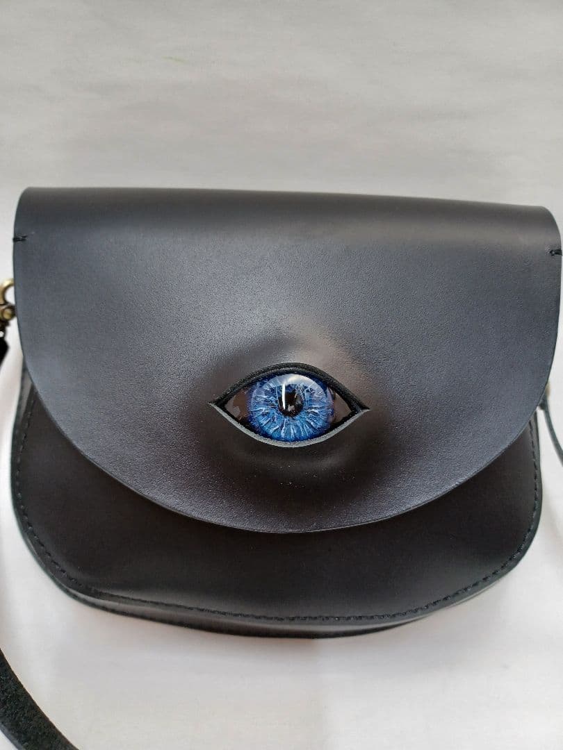 きょうMAMA様おまとめ　目玉付き　しっかりレザーのコンパクトなショルダーバック