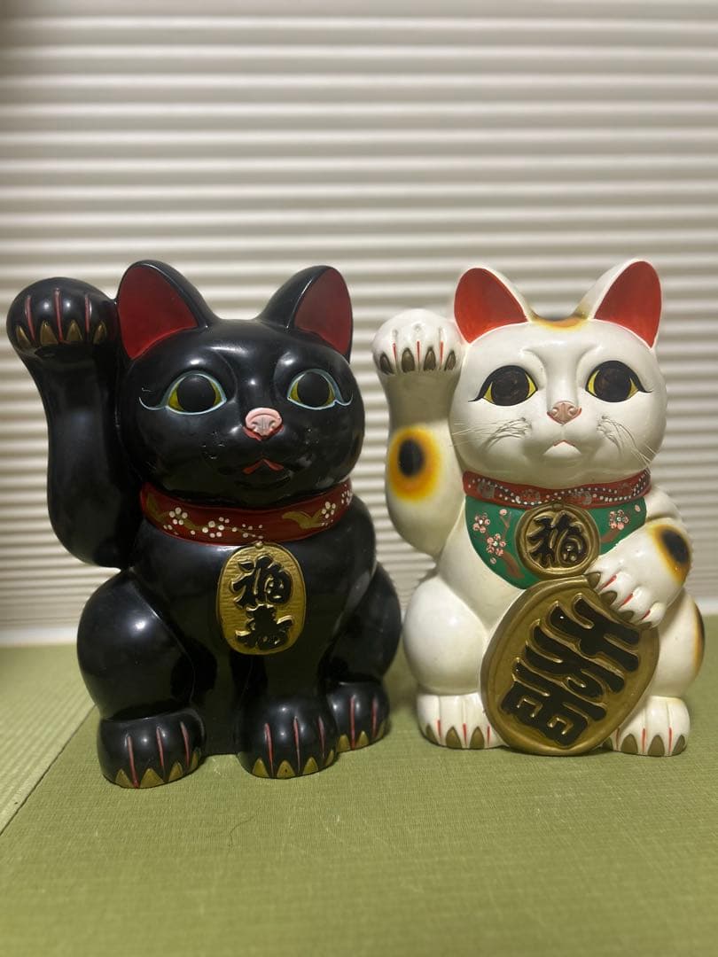 招き猫 黒と白の陶器 置物