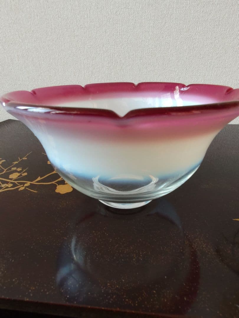 甲*】様 赤べり乳白暈し中鉢と受け皿
