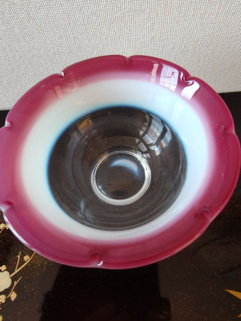 甲*】様 赤べり乳白暈し中鉢と受け皿