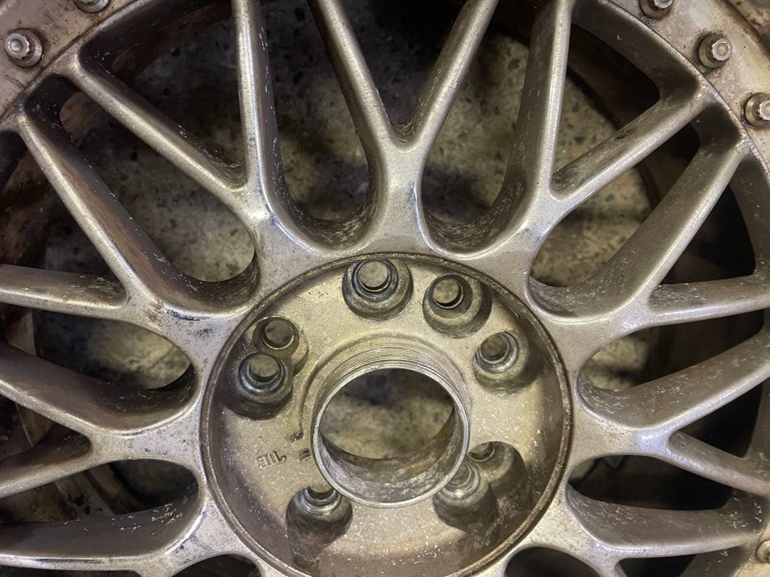 17インチメーカー不明 たぶん9j225 45 17 バリ山2本です。