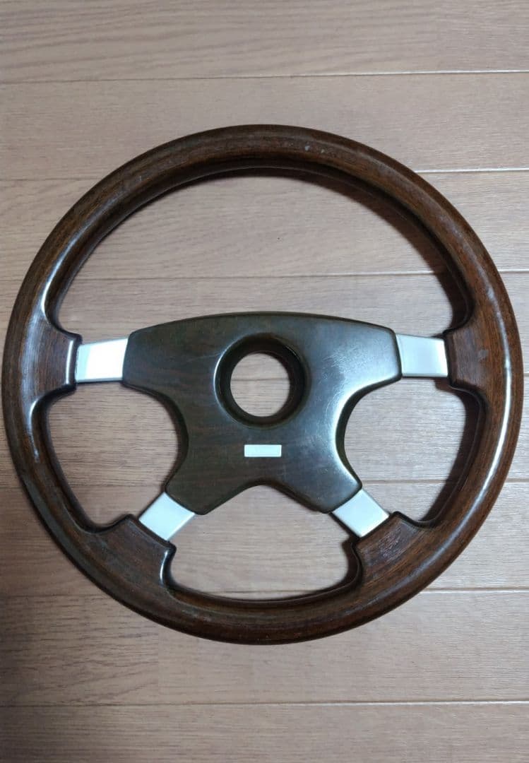 momoウッドステアリング4本スポーク 36パイ センターパッド付 ASTRA