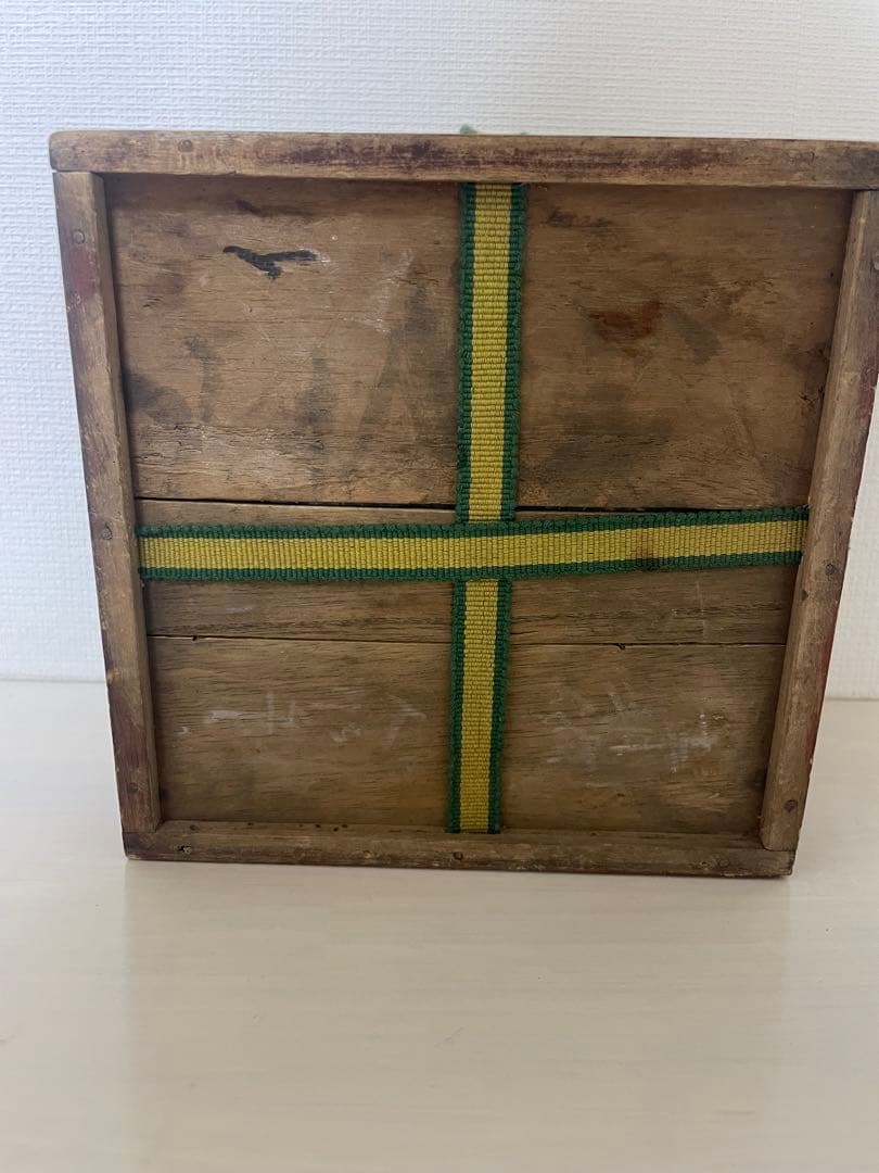 緑色 陶器製茶碗 彫刻模様