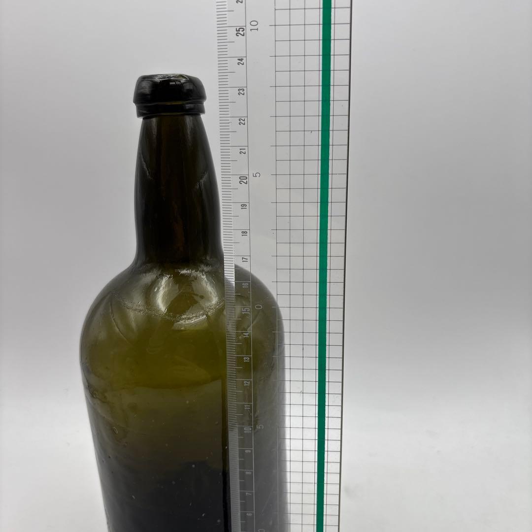 アンティークボトル　暗緑色のワイン瓶　ガラス瓶