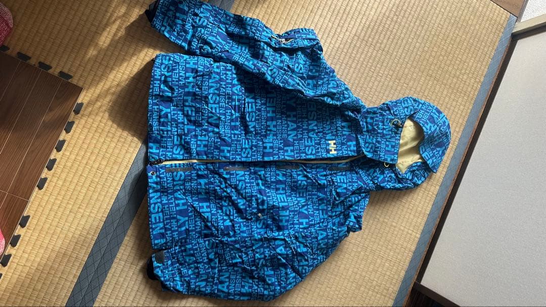 青いロゴ入りフード付きジャケット