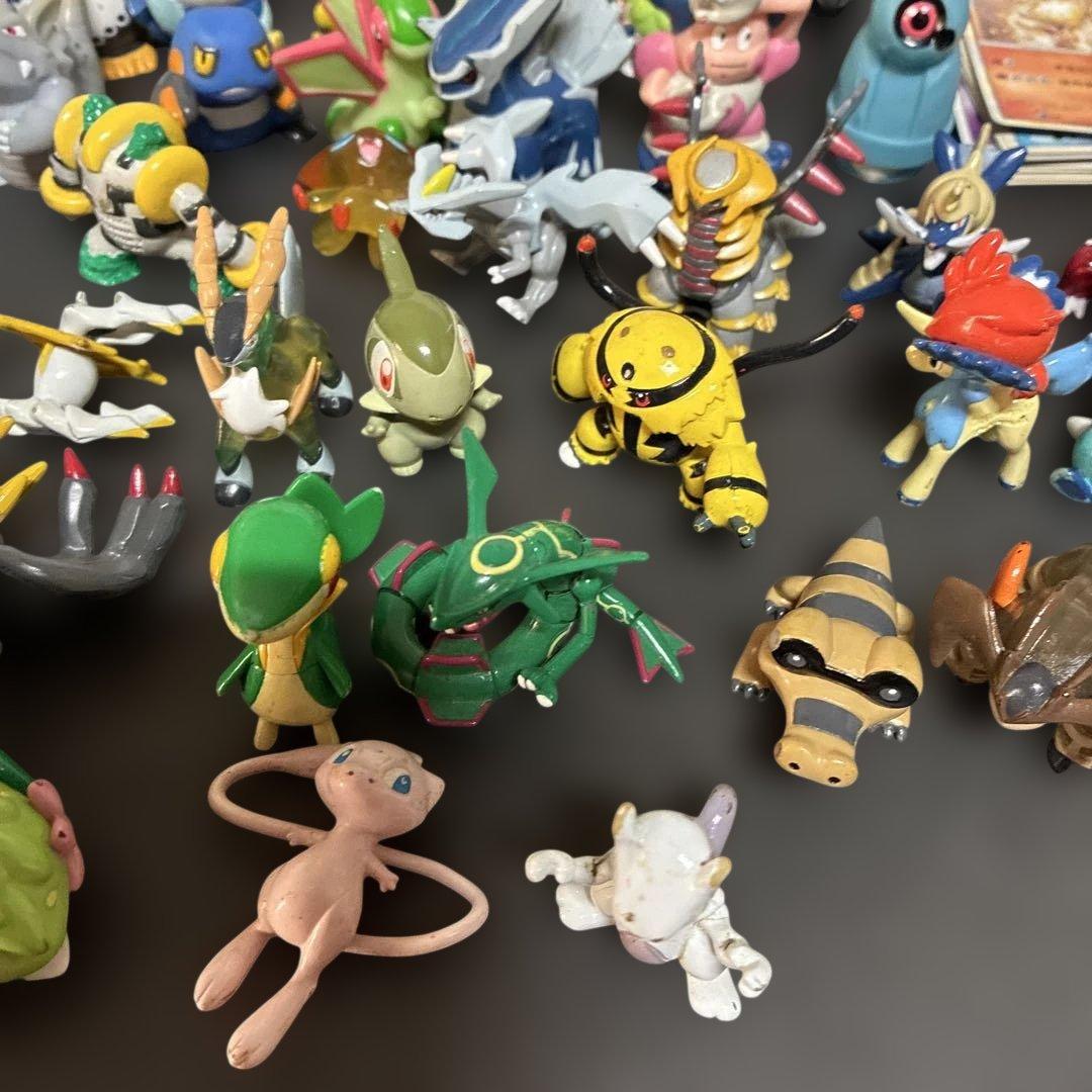 ポケモン フィギュア 約100体と、古いポケモンカード