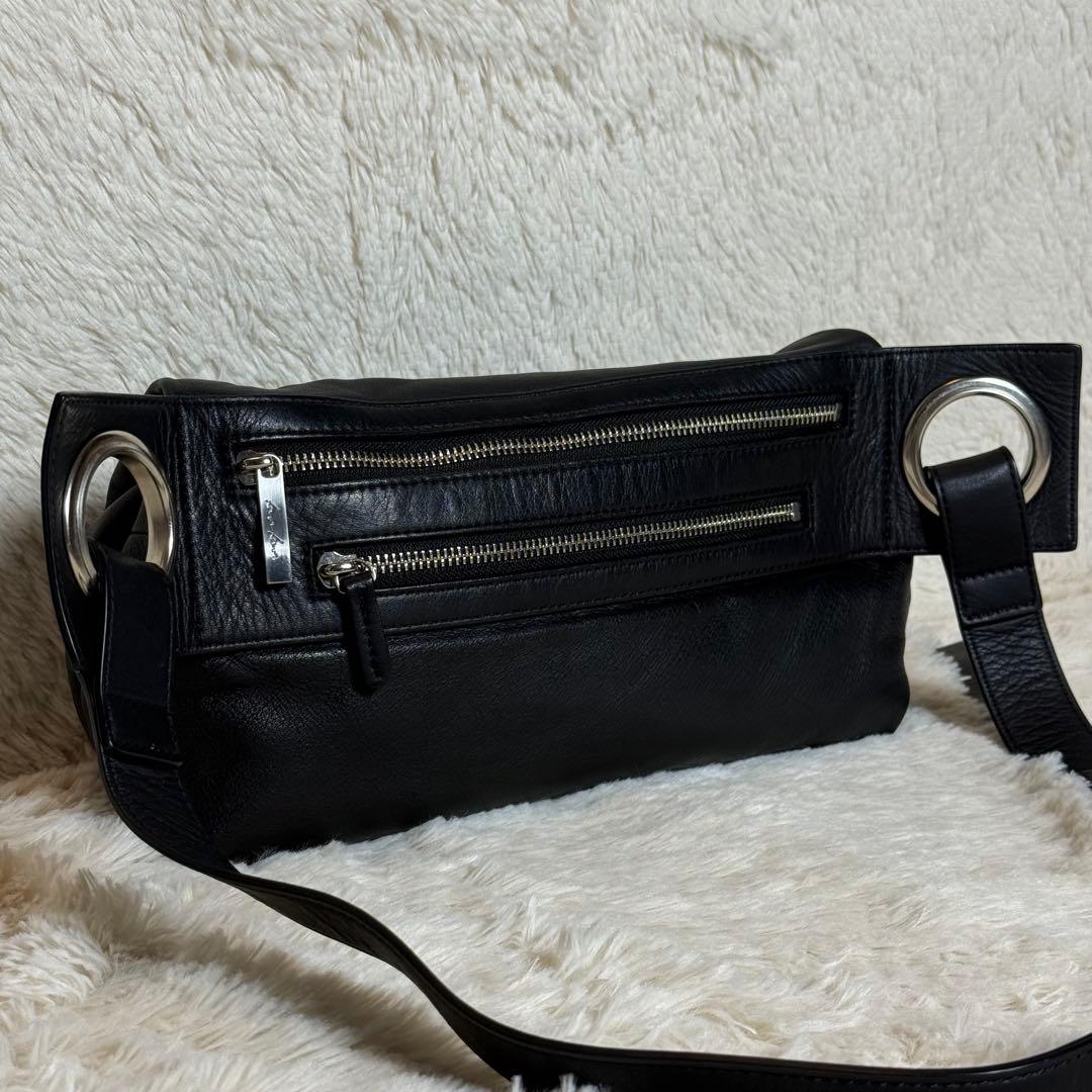極美 カワカワ kawa-kawa レザー ボディバッグ 斜めがけ 肩掛け 金具