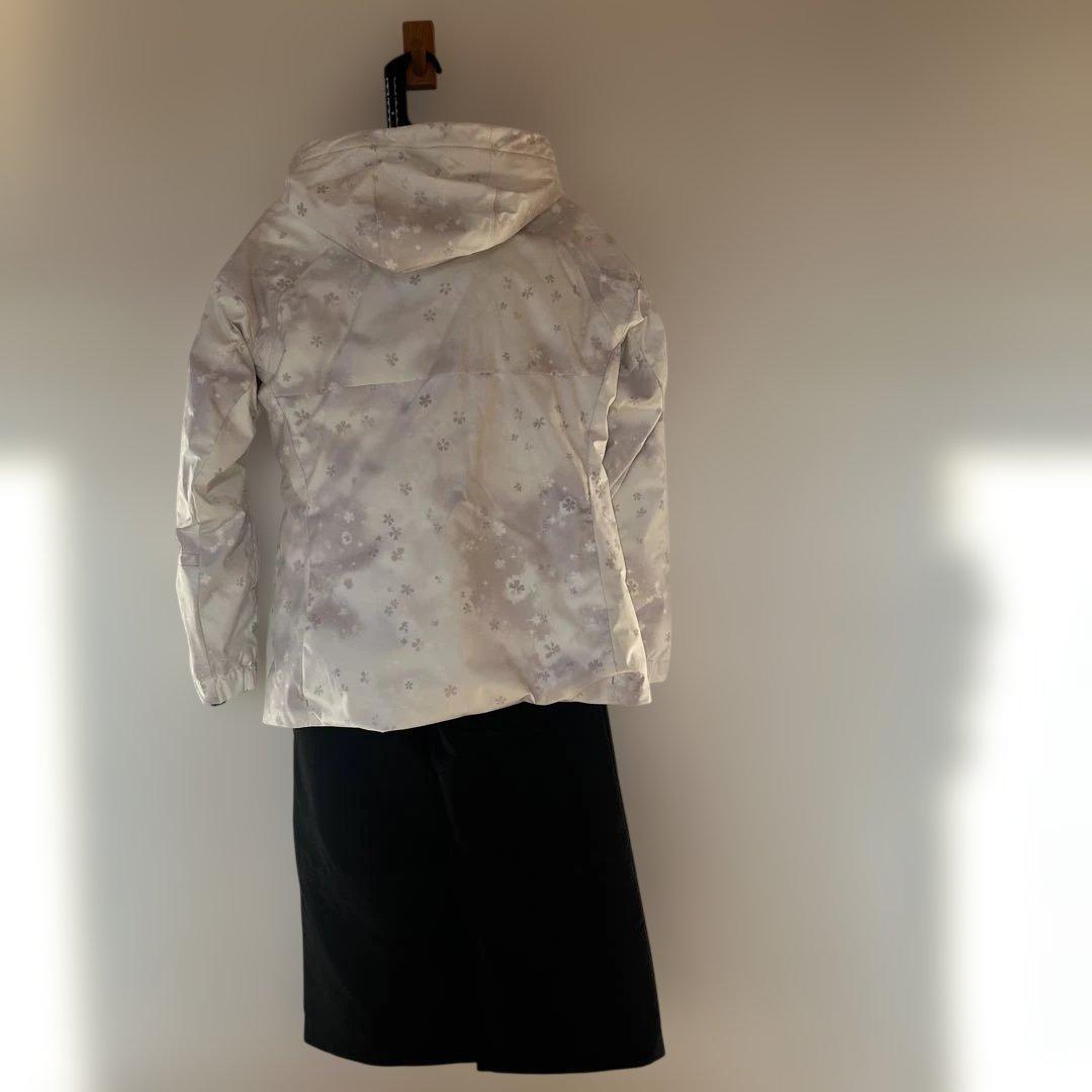 Descente ホワイト花柄スキーウェア（女性用）