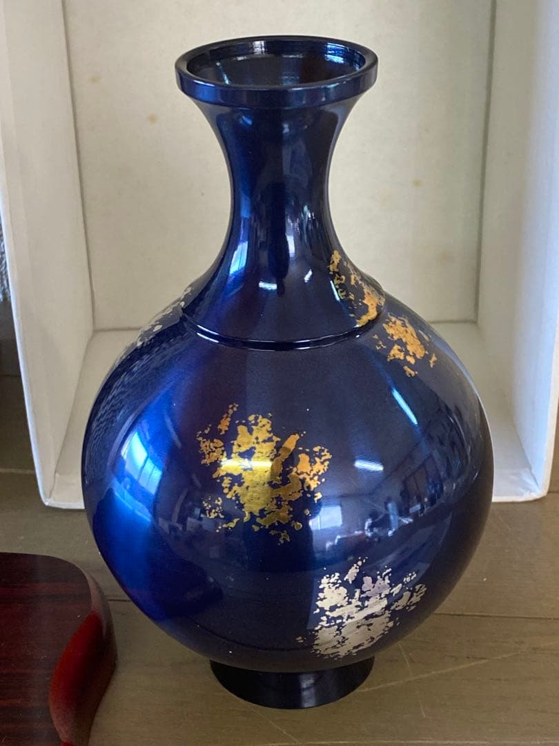 青い漆器花瓶 金箔装飾 木製台座付き