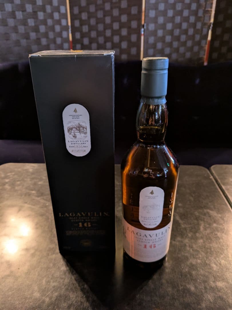 LAGAVULIN 16年 ボックス入りウイスキー