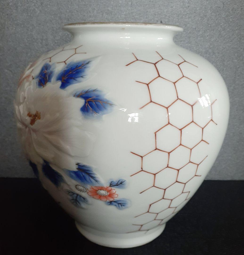 【時代古作品】肥前有田焼　在銘　陽刻浮彫　金彩色絵　牡丹に菊花図　花入れ　花瓶
