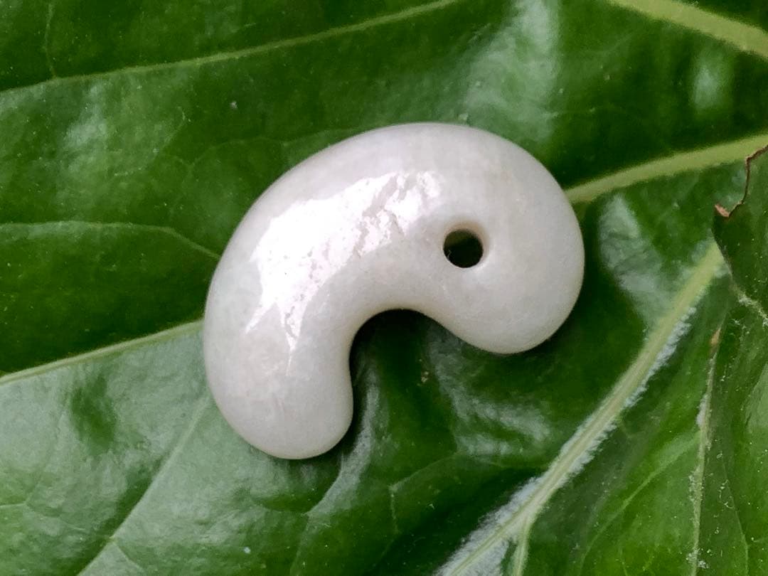 ✳白*混じり無し単色　糸魚川翡翠勾玉　本物ジェダイト　鑑別付　吉祥開運お守りに‼️