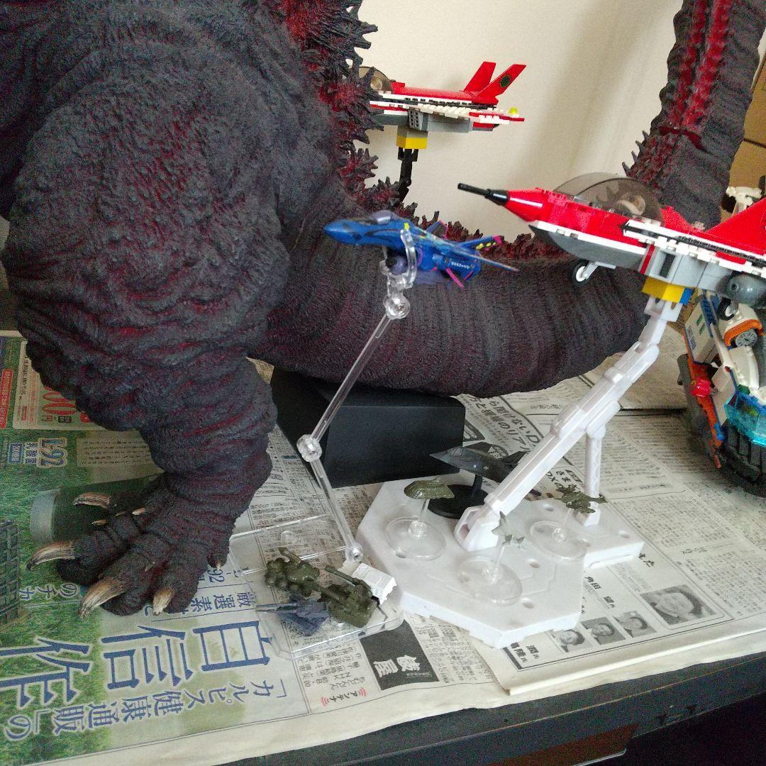 ゴジラフィギュアと飛行機セット　ゴジラレプリカ