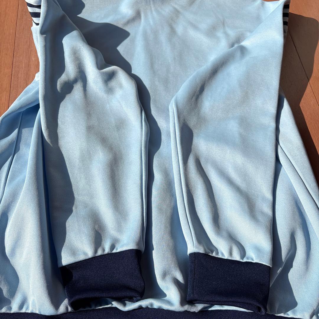 アディダス　トラックトップ