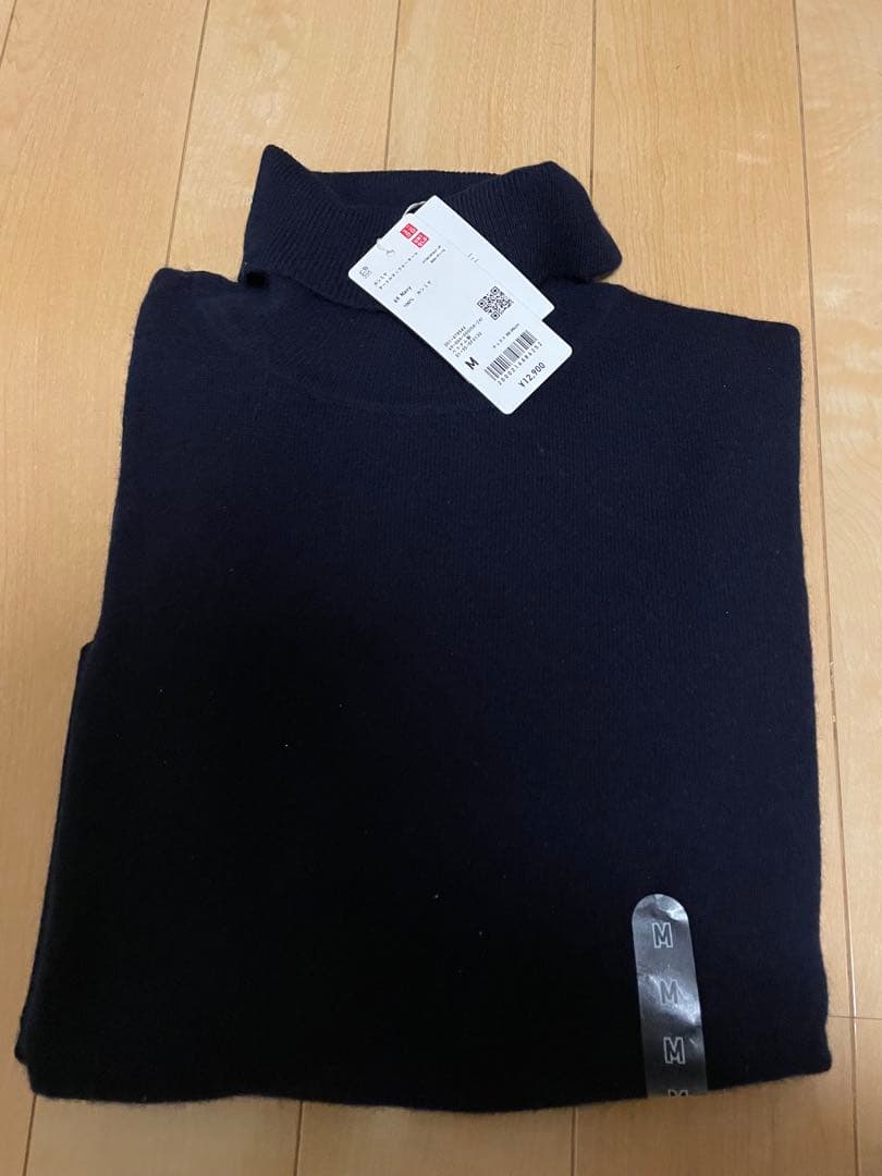 2/8まで最終値下　新品　UNIQLO 紺　カシミヤタートルネックセーター M
