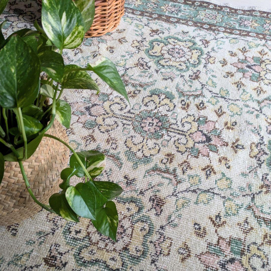 118×207 ベージュ×グリーン　花柄と縁取り　トルコヴィンテージラグ