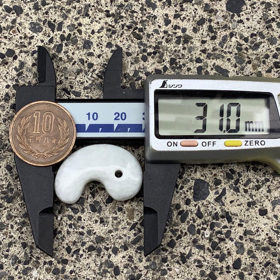 ✳️糸魚川翡翠勾玉の最高峰　アイスジェード‼️ 本物の肌目を　縁起物　鑑定鑑別…