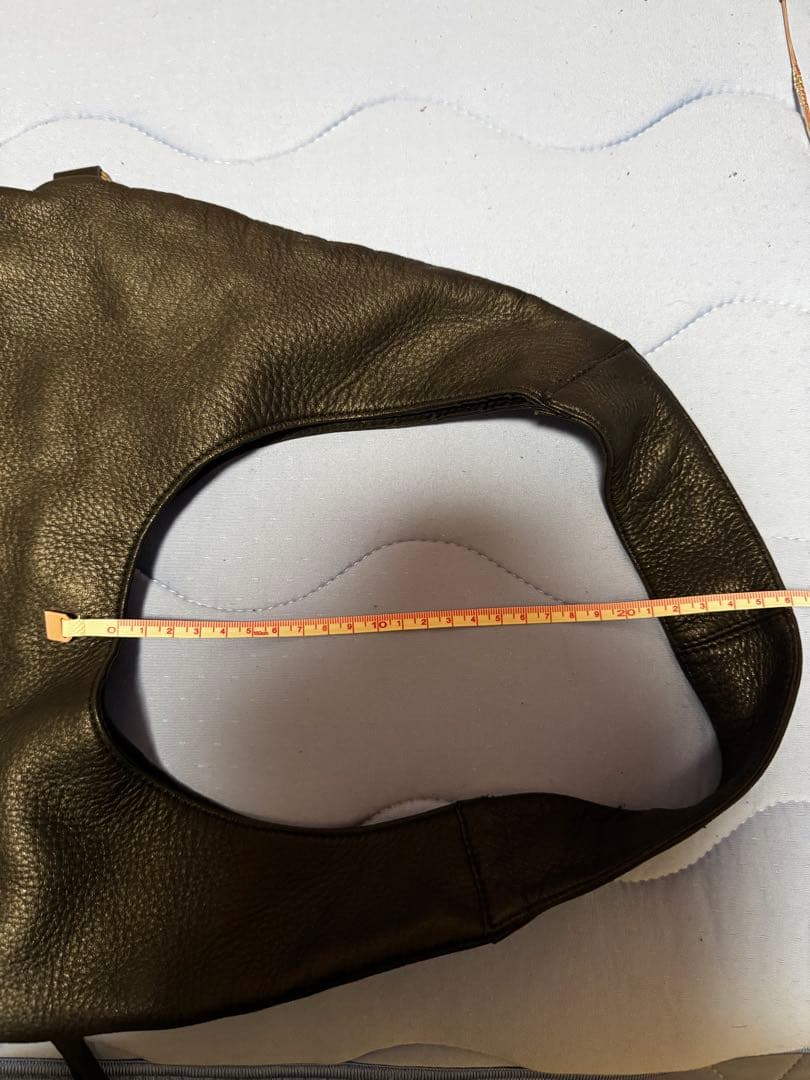 ヒロココシノ　黒のレザーショルダーバッグ(ひったくり防止紐付き)