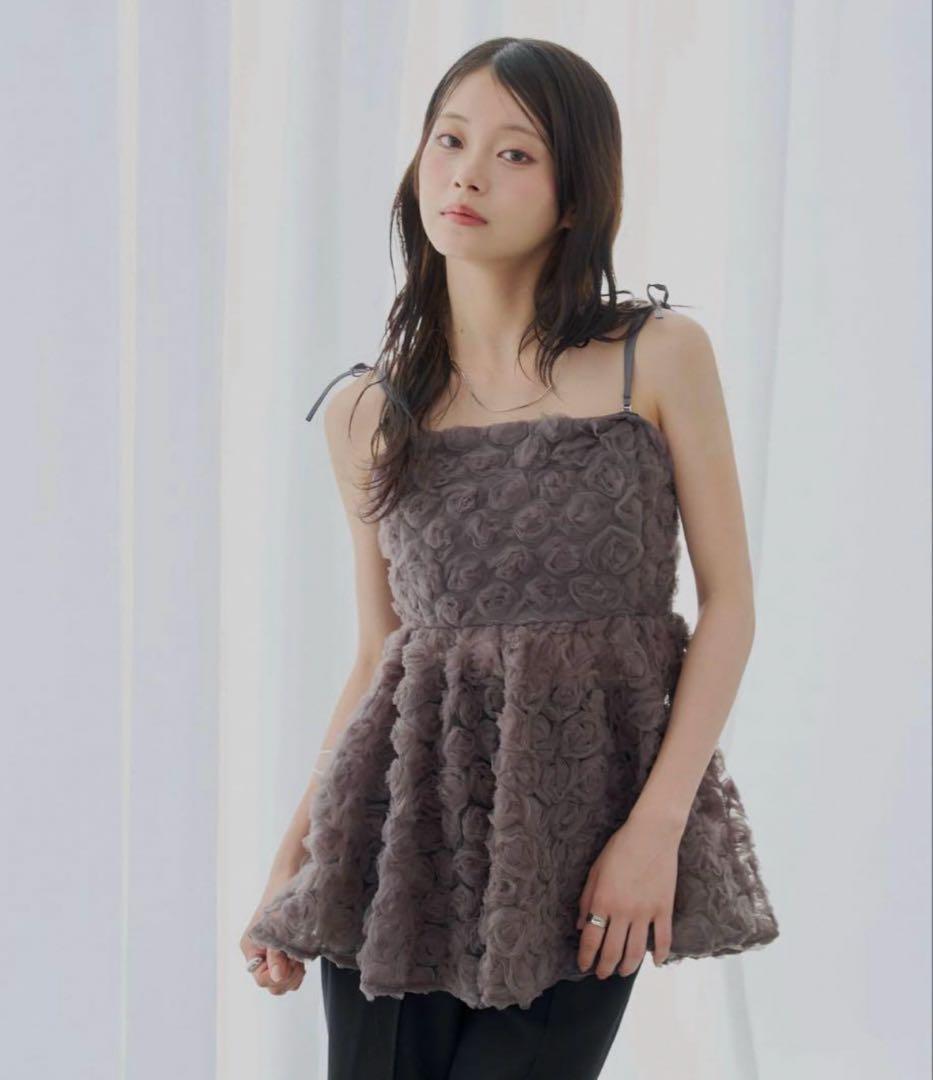 chico ローズチュールペプラムブラウス　チャコールグレー