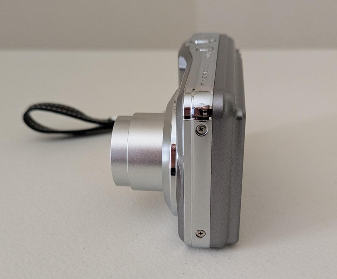 FUJIFILM FinePix AX600シルバー/乾電池式