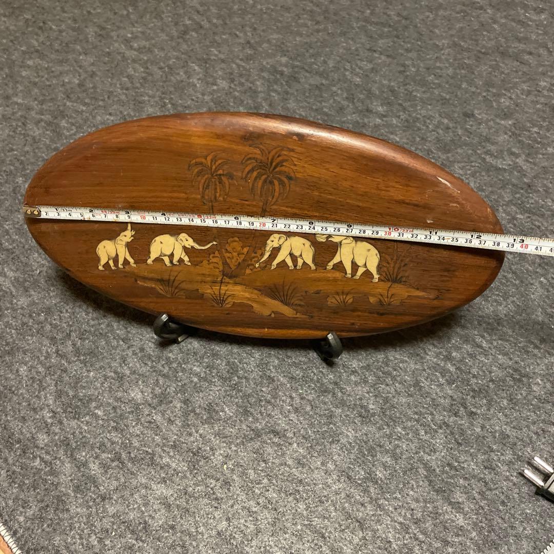 インドネシア　木製象彫刻楕円形プレート　飾り立て付き