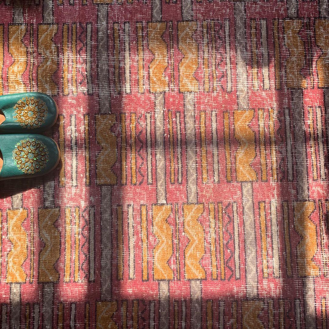 トルコヴィンテージラグ　213×117 レア　ジオメタリック　レトロピンク