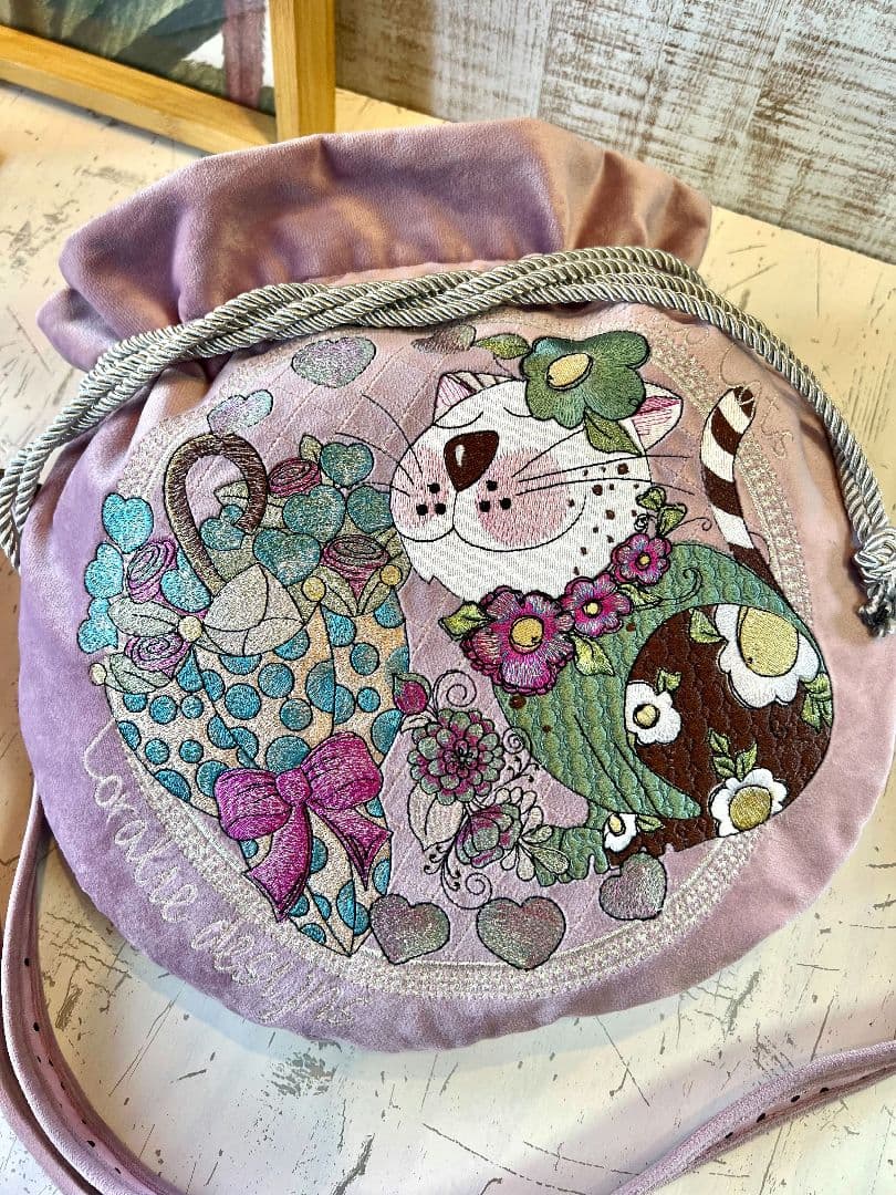 ロラライハリス♡ラベンダーピンクベルベット♡刺繍の丸い巾着ショルダーバッグ