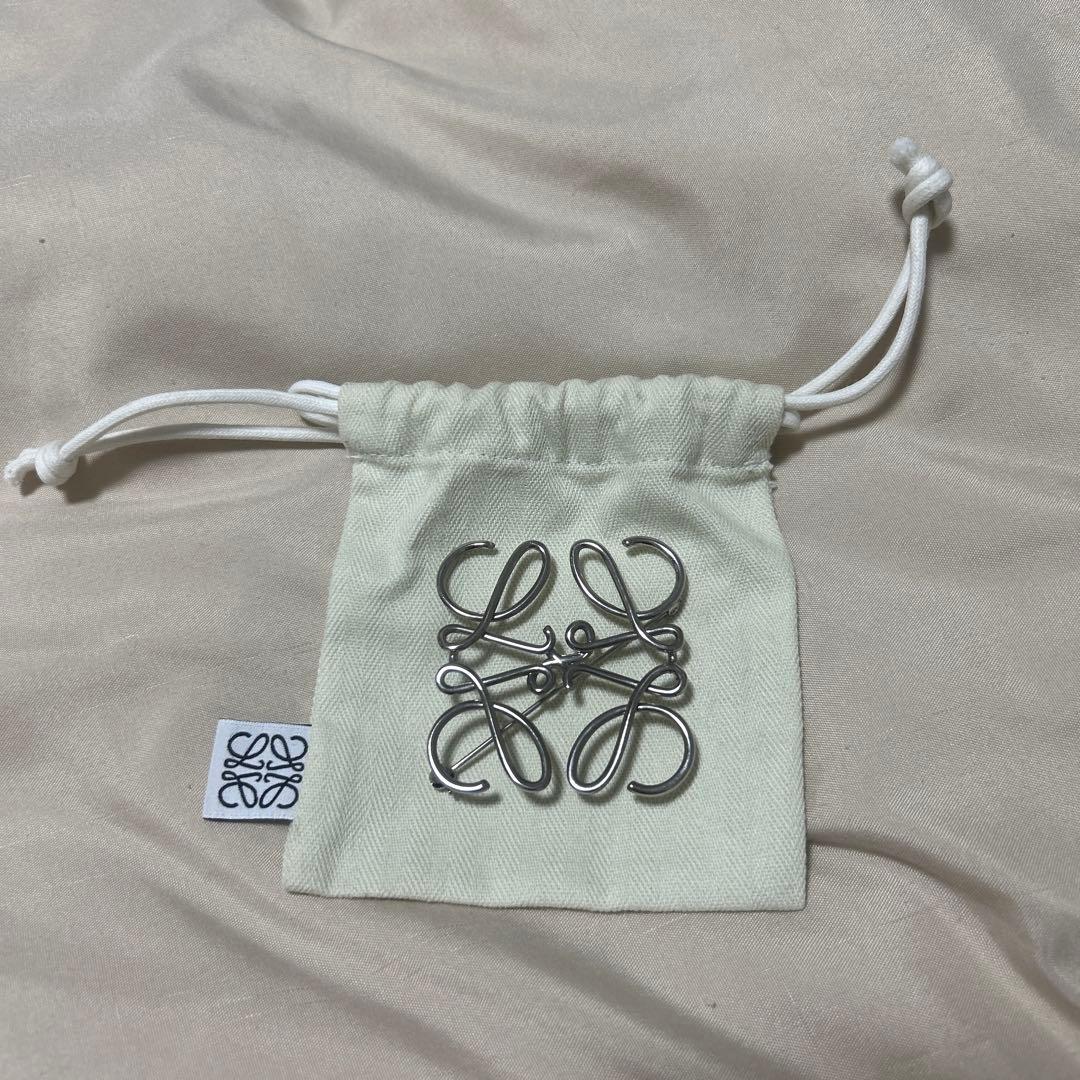 LOEWE シルバーブローチ ロゴデザイン