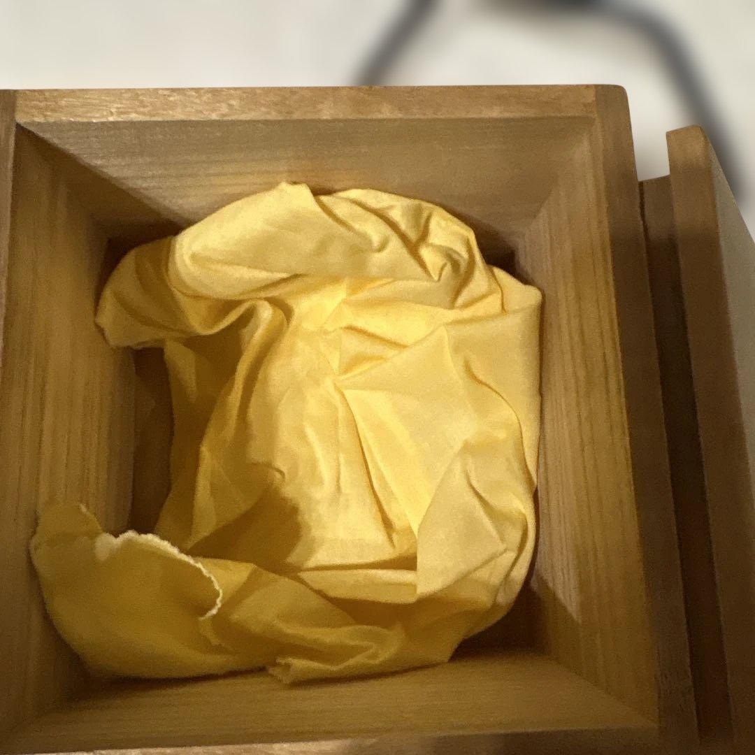 黒い花模様の茶碗 木製箱付き