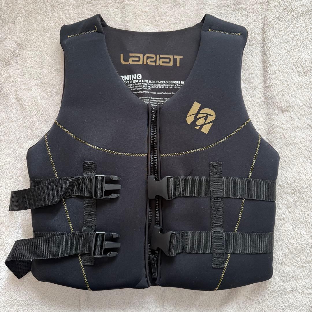 LARIAT ブラック ライフジャケット