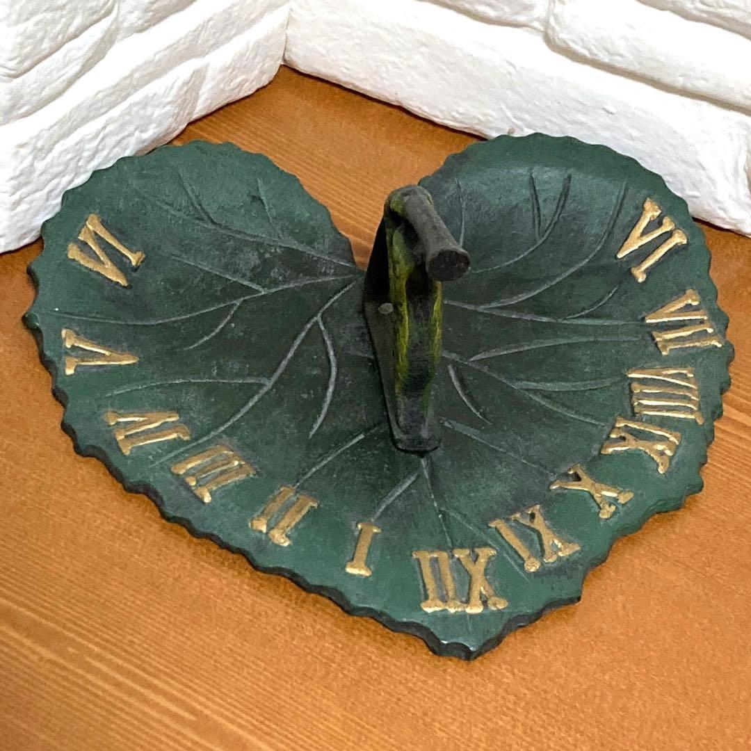 葉っぱにカエル　日時計