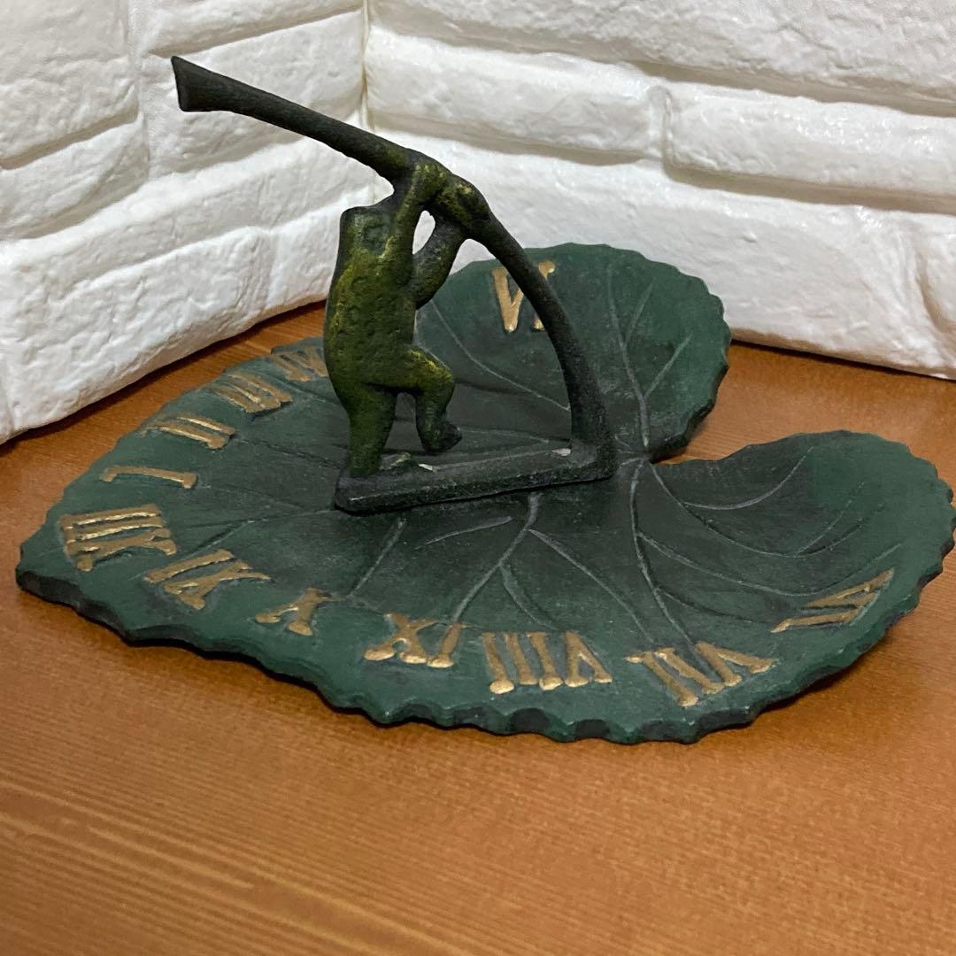 葉っぱにカエル　日時計