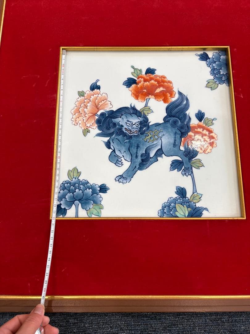 獅子と花の陶器装飾品陶板