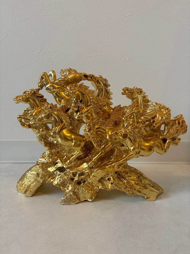 金色の馬の彫刻置物