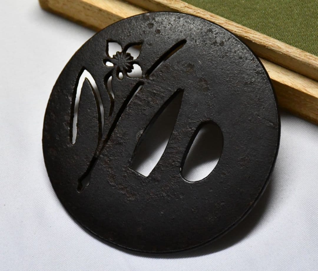 時代物　鍔　菖蒲透し鐔　銘忠次