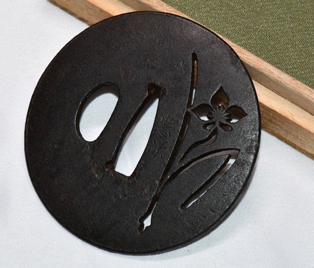 時代物　鍔　菖蒲透し鐔　銘忠次