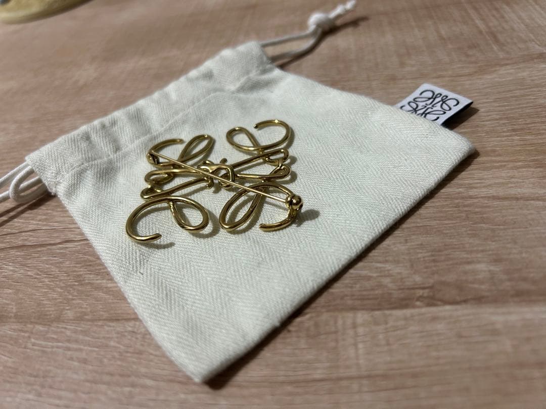 LOEWE アナグラム ブローチ ゴールド