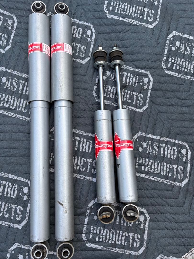 シボレーアストロ　KYB カヤバ　ショックアブソーバー4本セット