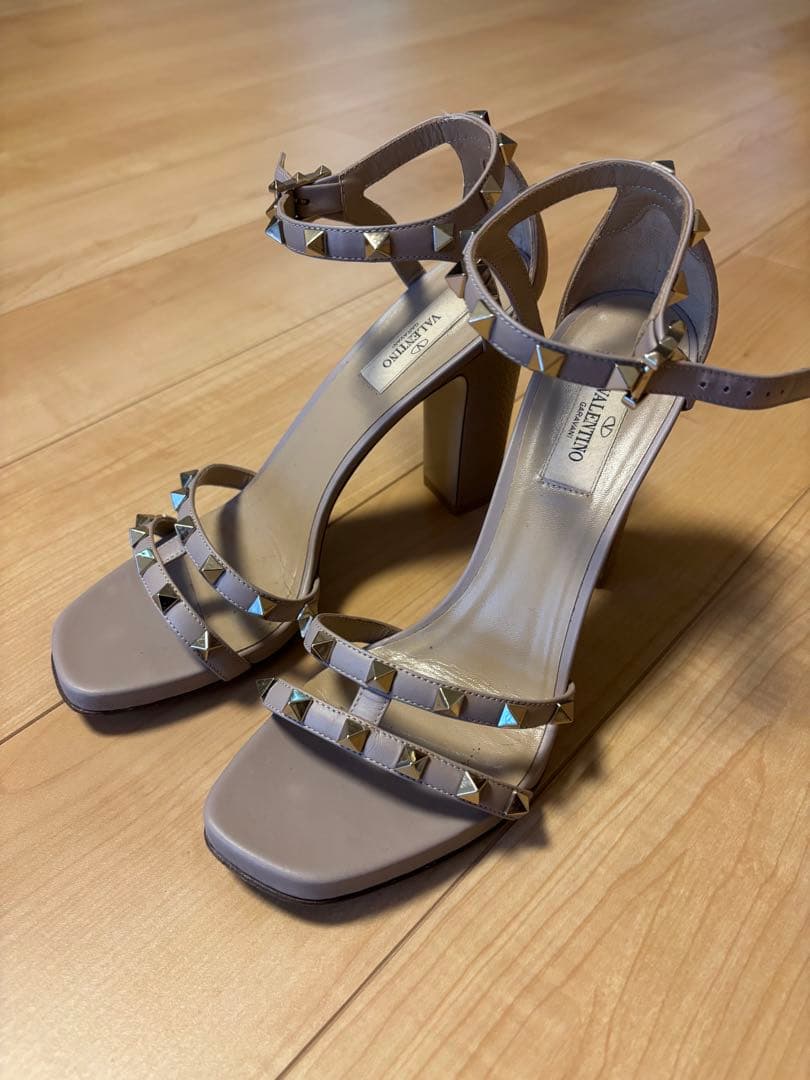 【美品】Valentino スタッズ付きベージュサンダル