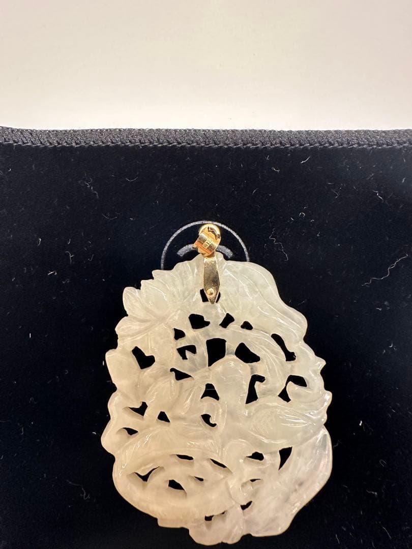 白翡翠　彫刻　ペンダントトップ　k18