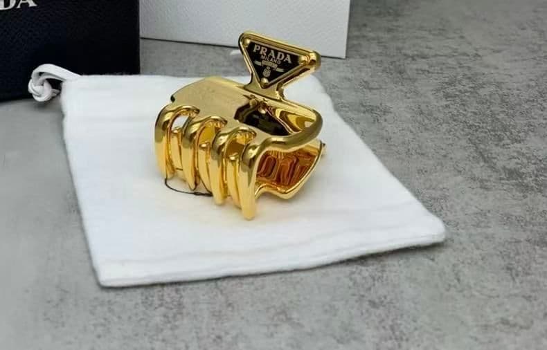 PRADA ゴールド ヘアクリップ 新品同様