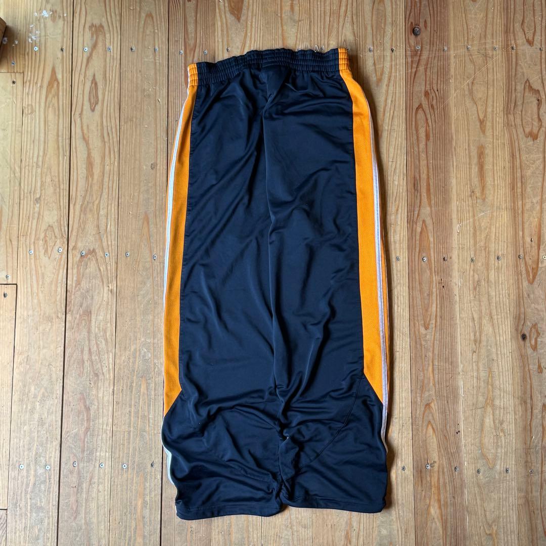 adidas ストライプジャージパンツ ブラック/オレンジ
