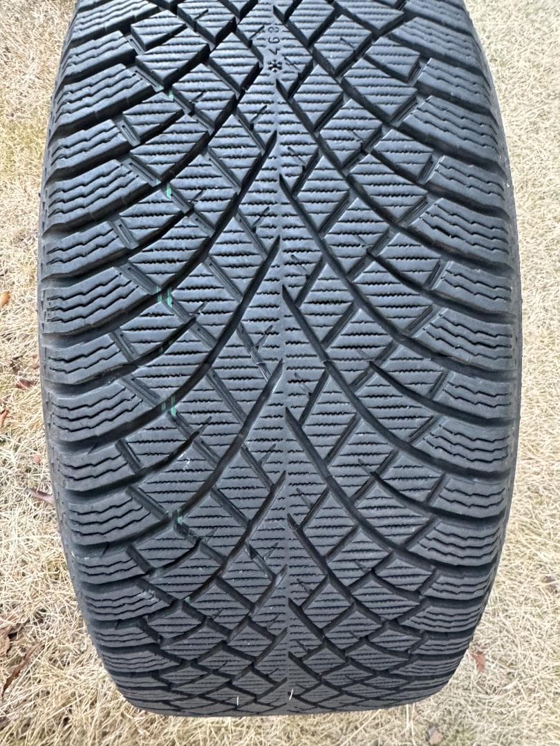 テスラ　モデル３　スタッドレスタイヤセット　１８インチ　TPMSセンサー付き