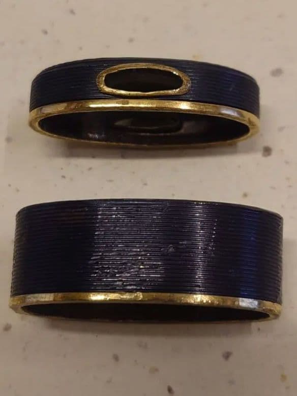 縁頭、赤銅地に筋模様、入れ子