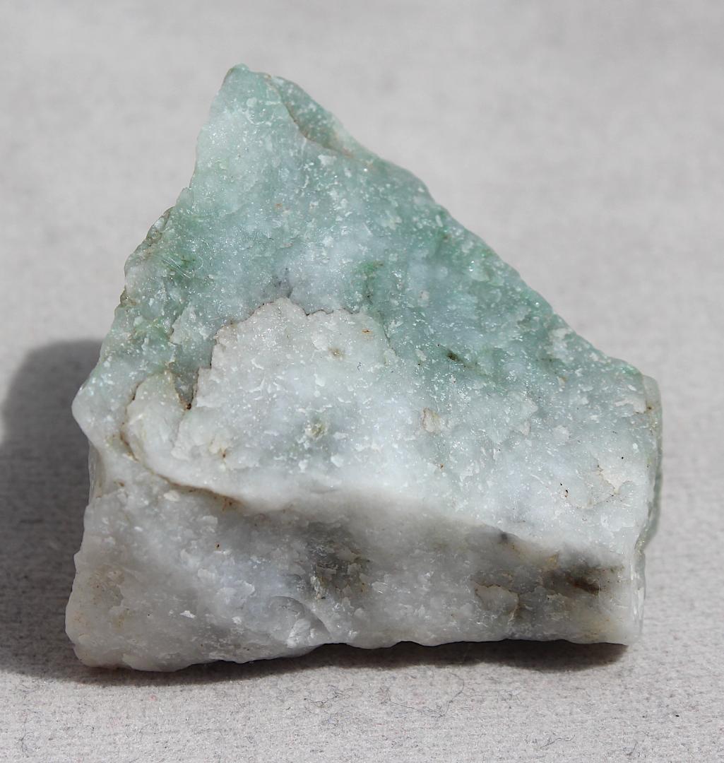 ［透過スカスカのガラス質］糸魚川翡翠 原石 43.5g