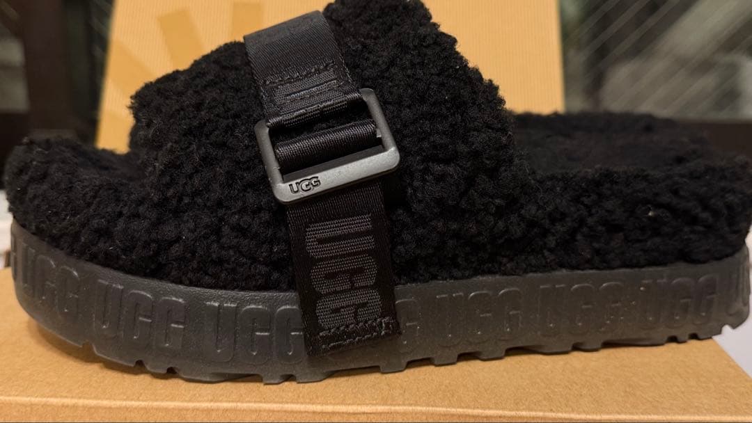 UGG ブラックサンダル　Fluffita サイズ7 ソックスで履いて可愛いです
