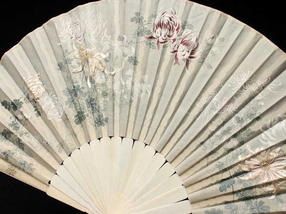 【繍】　★ 文房 彫骨絹面菊花紋折扇 ★　清朝期　彫刻龍紋 刺繍花卉　清供雅玩