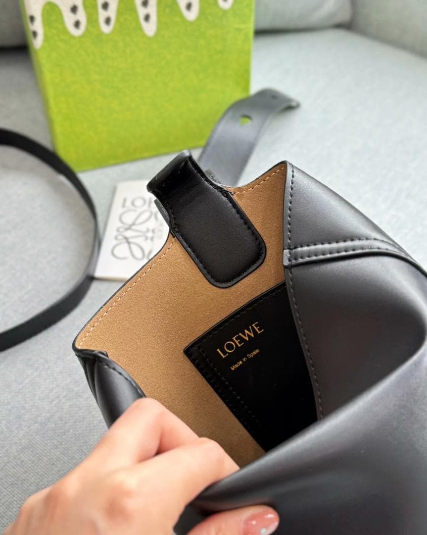 極美品！肩掛け　レザー　ショルダーバッグ　ブラック