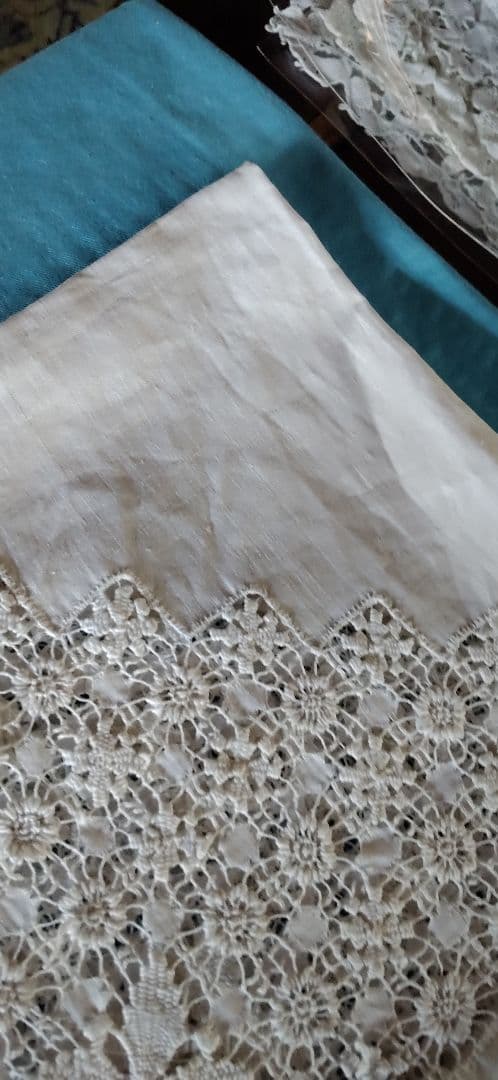 ロンドンのアンティーク屋さんでみつけたスレッドレースのテーブルクロス