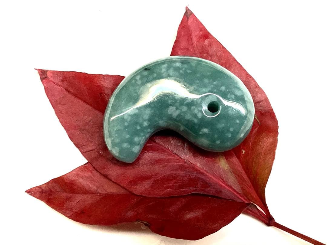 ✳ premiumシリーズ天然翡翠 雪輪文様*再結晶線入り　限定品　一流の勾玉を